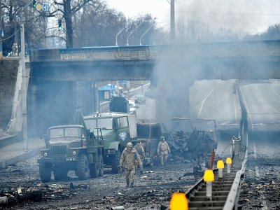 Des militaires ukrainiens sur le site d'un affrontement avec les forces russes, à Kiev le 26 février 2022 - Sergei SUPINSKY [AFP]