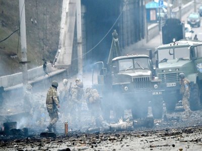 Des militaires ukrainiens après un accrochage à Kiev avec des forces russes, le 26 février 2022 - Sergei SUPINSKY [AFP]