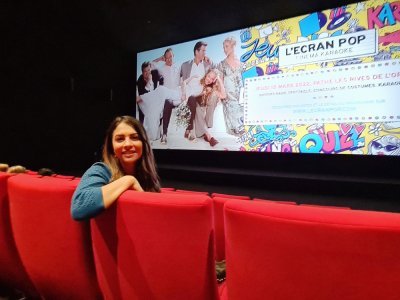 Natacha Campana est arrivée à Caen, emportant avec elle, l'Écran Pop et ses séances de cinéma-karaoké.