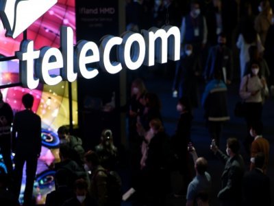 Des visiteurs au salon mondial du mobile, le 28 février 2022 à Barcelone - Josep LAGO [AFP]