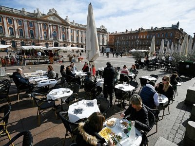 Des terrasses de cafés place du Capitale, le 25 février 2022 à Toulouse - Valentine CHAPUIS [AFP]