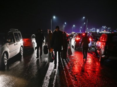 Des réfugiés ukrainiens viennent de franchir la frontière moldave à Palanca, le 1er mars 2022 - Nikolay DOYCHINOV [AFP]