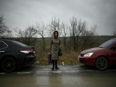 Une réfugiée ukrainienne attend de pouvoir partir pour la capitale moldave Chisinau après avoir franchi la frontière à Palanca, le 1er mars 2022 - Nikolay DOYCHINOV [AFP]