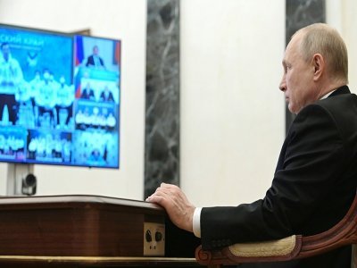 Le président russe Vladimir Poutine en visioconférence avec les membres de l'équipe russe paralympique avant les jeux de Pékin, le 21 février 2022 à Moscou - Alexey NIKOLSKY [Sputnik/AFP/Archives]