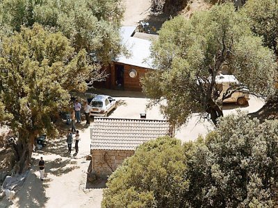 Des enquêteurs procèdent à des investigations le 5 juillet 2003, dans la bergerie isolée dans les collines proches de Propiano où a été arrêté la veille, Yvan Colonna - BORIS HORVAT [AFP/Archives]