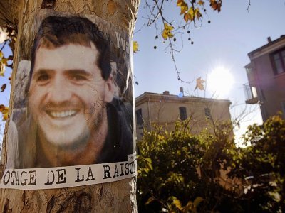 Une affiche d'Yvan Colonna placardée à Cargèse, son village natal en Corse, le 13 décembre 2007 - Stephane AGOSTINI [AFP/Archives]