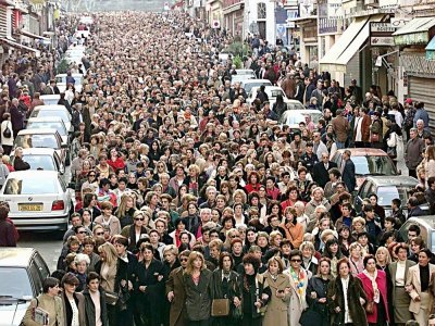 Plusieurs milliers de personnes défilent, le 11 février 1998 à Bastia, avec les femmes du Mouvement pour la Vie en tête de la manifestation, pour protester contre la violence en Corse et en mémoire du préfet de la Corse assassiné Claude Erignac - MICHEL DOMINO [AFP/Archives]
