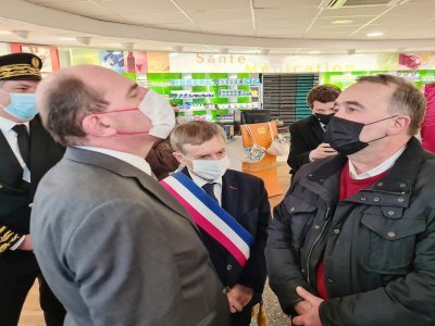 Après un passage à la Maison France Services, Jean Castex a rencontré le pharmacien du quartier.