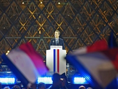 Le président Emmanuel Macron devant la Pyramide du Louvre après sa victoire à la présidentielle, le 7 mai 2017 - Eric Feferberg [AFP/Archives]