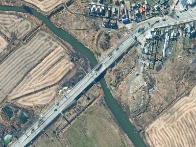 Image satellite difusée le 28 février 2022 montrant un pont endommagé à Irpin, en Ukraine - - [Satellite image ©2022 Maxar Technologies/AFP]