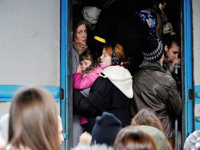 Des civils s'entassent dans un train d'évacuation à la gare centrale de Kiev, le 4 mars 2022 - Sergei CHUZAVKOV [AFP]