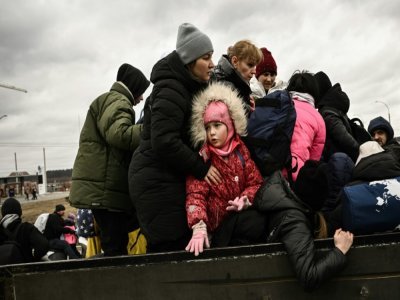Des civils évacuent la ville d'Irpin (Ukraine) au nord-ouest de Kiev sous d'intenses bombardements, utilisant tous les moyens possibles, le 5 mars 2022, dix jours après l'invasion russe - Aris Messinis [AFP]
