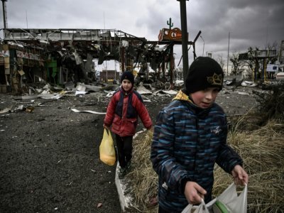 Un magasin d'alimentation sur un important carrefour réduit à des décombres, à Irpin (Ukraine) le 5 mars 2022 - Aris Messinis [AFP]