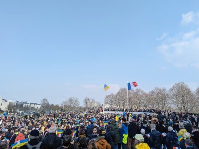 5 000 personnes réunies devant le Mémorial de Caen où le drapeau ukrainien a été hissé pour montrer le soutien à ce peuple. - Valentin Charlot