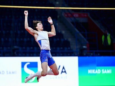 Le perchiste suédois Armand Duplantis bat son propre record du monde (6,19 m), le 7 mars 2022 à Belgrade - ANDREJ ISAKOVIC [AFP]