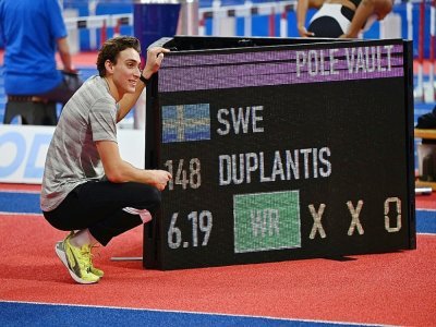 Le perchiste suédois Armand Duplantis après avoir battu son propre record du monde, le 7 mars 2022 à Belgrade - ANDREJ ISAKOVIC [AFP]
