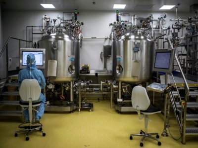Un laboratoire de Sanofi à Neuville-sur-Saône en novembre 2012 - JEFF PACHOUD [AFP/Archives]