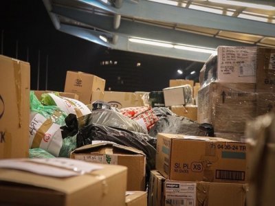 Des milliers de cartons venus de toute l'Europe sont entreposés dans dans le plus grand centre de collecte de Rzeszow.