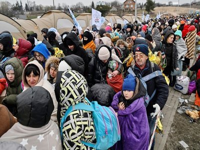 Des réfugiés ukrainiens au poste frontière de Medyka, en Pologne, le 7 mars 2022 - Louisa GOULIAMAKI [AFP]