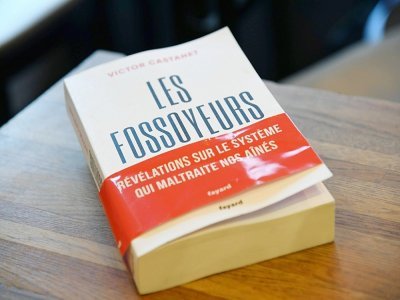 La couverture du livre "Les Fossoyeurs", qui a révélé un scandale sur des maltraitances dans un groupe gérant des Ehpad, photographié le 1er février 2022 à Paris après sa sortie - Bertrand GUAY [AFP/Archives]