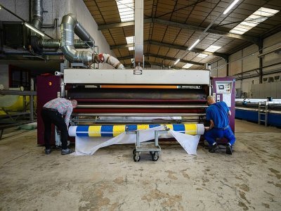 Un rouleau de tissu aux couleurs de l'Ukraine fabriqué dans l'atelier Borney d'Argentan, dans l'Orne, le 8 mars 2022 - Sameer Al-DOUMY [AFP]