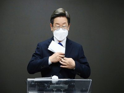Le candidat de gauche à la présidentielle sud-coréenne Jae-myung reconnaît sa défaite au siège de son parti, le Parti démocratique, à Séoul, le 9 mars 2022 - Chung Sung-Jun [POOL/AFP]