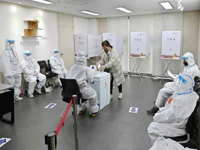 Dans un bureau de vote de Séoul, le 9 mars 2022 - Jung Yeon-je [AFP]