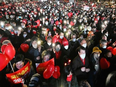 La foule acclame Yoon Suk-yeol pendant son dernier meeting électoral, le 8 mars 2022 à Séoul - Jung Yeon-je [AFP]