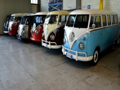 Des vans Volkswagen d'époque garés dans un garage après avoir été entièrement restaurés par des mécaniciens de l'entreprise "spécialiste T1", le 3 novembre 2016 à Florence - ALBERTO PIZZOLI [AFP/Archives]