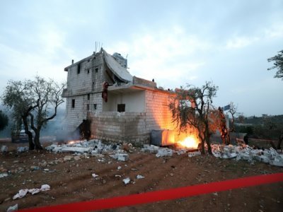 La maison où se cachait l'ex-chef du groupe EI en feu après l'intervention des forces spéciales américaines, à Atmé, en Syrie, le 3 février 2022 - Abdulaziz KETAZ [AFP]