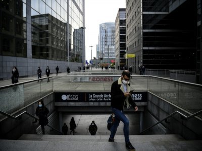 Dans le quartier de La Défense à Paris, où se trouvent de nombreux immeubles de bureaux, le 16 octobre 2020, pendant l'épidémie de coronavirus - Christophe ARCHAMBAULT [AFP/Archives]