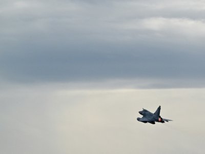 Un Mirage 2000-5F décolle de la base aérienne de Luxeuil-Saint-Sauveur, en Haute-Saône, pour aller assurer une mission de "police du ciel" au-dessus des pays baltes, le 13 mars 2022 - SEBASTIEN BOZON [AFP]