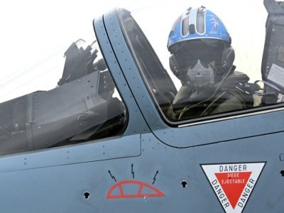 Un pilote français aux commandes de son Mirage 2000-5F se prépare sur la base aérienne de Luxeuil-Saint-Sauveur, en Haute-Saône, pour aller assurer une mission de "police du ciel" au-dessus des pays baltes, le 13 mars 2022 - SEBASTIEN BOZON [AFP]