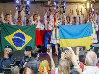 Des membres de la communauté ukrainienne participent à un rassemblement contre la guerre en Ukraine à Prudentopolis, au Brésil, le 13 mars 2022 - Albari ROSA [AFP]
