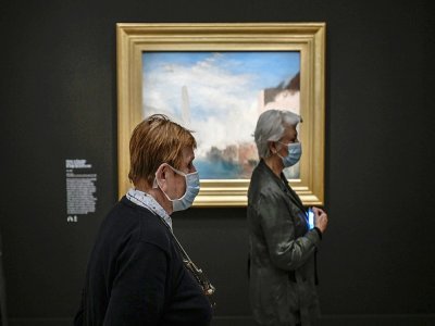 Femmes portant un masque devant un tableau de Turner au musée Jacquemart-André de Paris, le 26 mai 2020 - STEPHANE DE SAKUTIN [AFP/Archives]