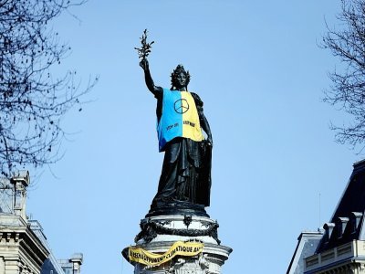 La Statue de la République, à Paris, enveloppée d'un drapeau ukrainien, le 14 mars 2022 - Thomas COEX [AFP]