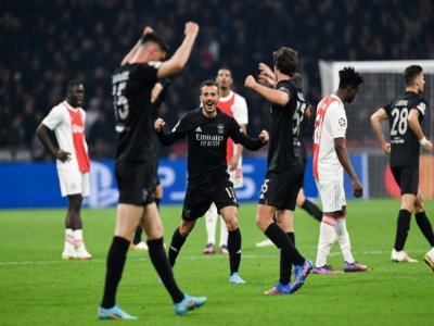 La joie des joueurs de Benfica, qualifiés pour les quarts de finale de la Ligue des champions, après leur victoire, 1-0 face à l'Ajax Amsterdam (match aller 1-1), le 15 mars 2022 à la Johan Cruijff ArenA - JOHN THYS [AFP]