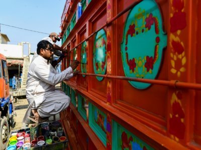 L'artiste Haider Ali peint un camion à Karachi, le 28 février 2022 - Asif HASSAN [AFP/Archives]