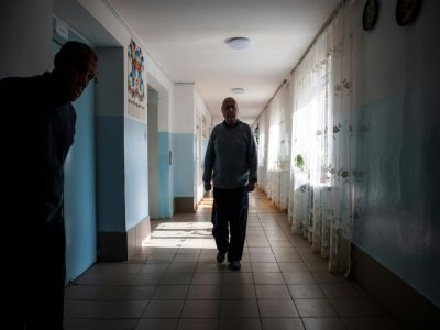 Des patients dans un couloir de la pension neuropsychiatrique pour hommes de Novo-Bilytsky, le 12 mars 2022 dans les environs de Kiev - Dimitar DILKOFF [AFP]