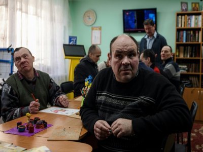 Des patients de la pension neuropsychiatrique pour hommes de Novo-Bilytsky, le 12 mars 2022 dans les environs de Kiev - Dimitar DILKOFF [AFP]