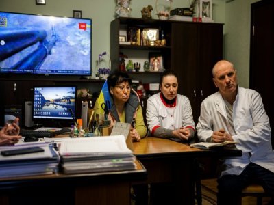 Un médecin et des infirmières de la pension neuropsychiatrique pour hommes de Novo-Bilytsky, le 12 mars 2022 dans les environs de Kiev - Dimitar DILKOFF [AFP]