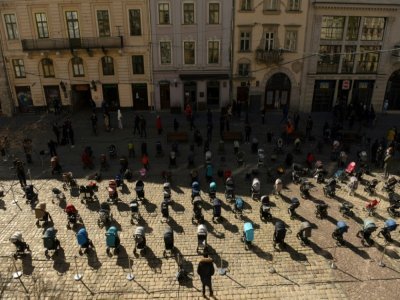 Cent-neuf landaus vides lors d'une action de deuil le 18 mars 2022, à Lviv - Yuriy Dyachyshyn [AFP]