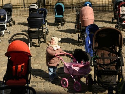 Cent neuf landaus vides à Lviv, le 18 mars 2022, lors d'une action à la mémoire des 109 enfants tués en Ukraine - Yuriy Dyachyshyn [AFP]