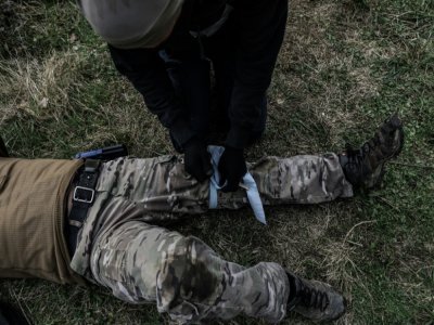 Un instructeur enseigne les premiers soins à porter à une personne touchée par balle, lors d'un stage d'entraînement militaire, le 16 mars 2022 près de Bordeaux - Thibaud MORITZ [AFP]
