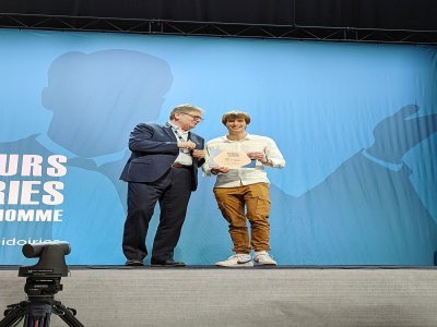 Loïc Dupont, président de la MGEN du Calvados donne le 2nd prix à Tom Mallet - Valentin Charlot