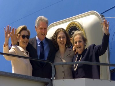 L'ancienne secrétaire d'Etat Madeleine Albright (droite) aux côtés de la famille Clinton, le 16 juin 1999 - Paul J. RICHARDS [AFP/Archives]