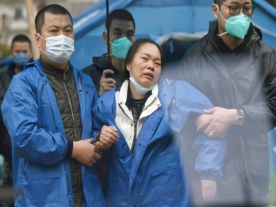 Une proche en larmes arrrive à l'entrée de la zone du crash d'un  Boeing 737-800 de la China Eastern Airlines, le 24 mars 2022 à Wuzhou, dans le sud de la Chine - Noel Celis [AFP]