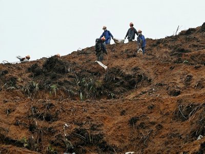 Des secouristes sur le site où un Boeing 737-800 de la China Eastern Airlines s'est écrasé, à Wuzhou, dans le sud de la Chine - Noel Celis [AFP]