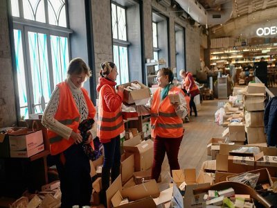 Des bénévoles préparent la distribution d'aide à des milliers de civils, à Odessa, en Ukraine, le 13 mars 2022 - BULENT KILIC [AFP]