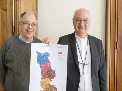 Thierry Anquetil (à gauche), vicaire général et Mgr Laurent Le Boulc'h, évêque de Coutances, ont présenté jeudi 24 mars la carte de la réorganisation du diocèse de Coutances avec les 15 lieux manifestes eucharistiques.